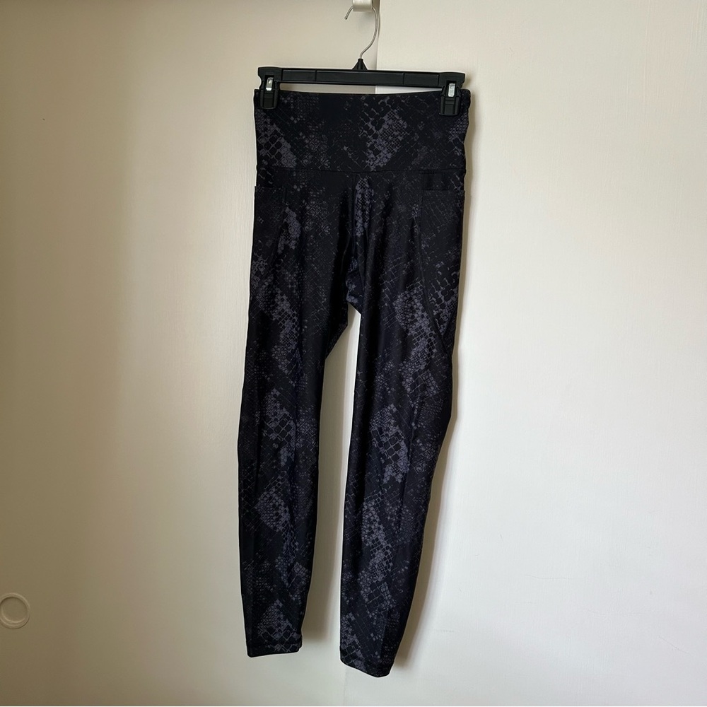 Women’s Old Navy Active Go-Dry Patterned Elevate Leggings